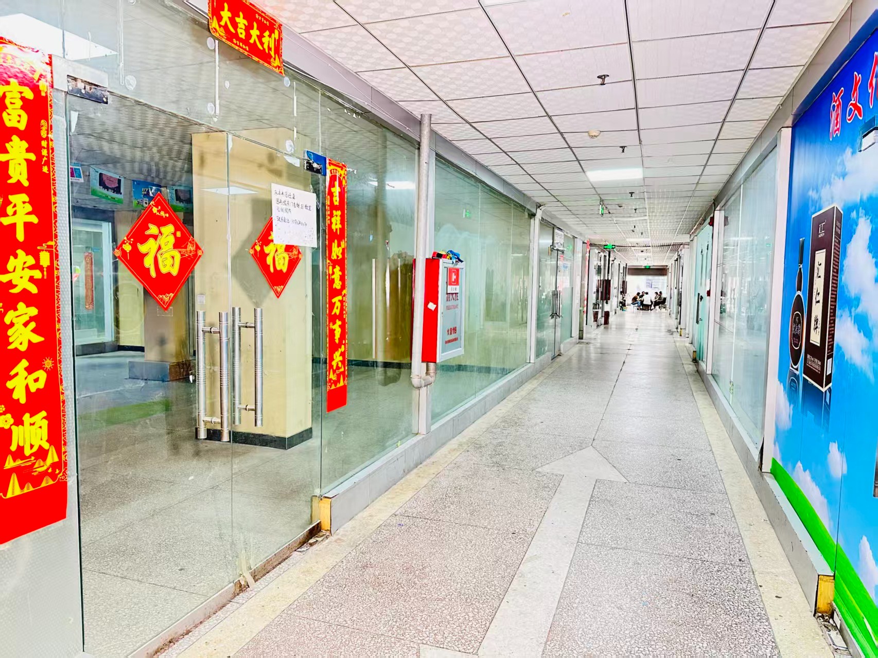九都城园区位于洛阳市老城区春都路商贸核心区域，周边商业氛围成熟，交通便利，配套完善。依托传统副食品商贸资源，园区具备良好的经营基础和人气优势，是企业办公、商品展示、批发零售及创业发展的理想选择。
