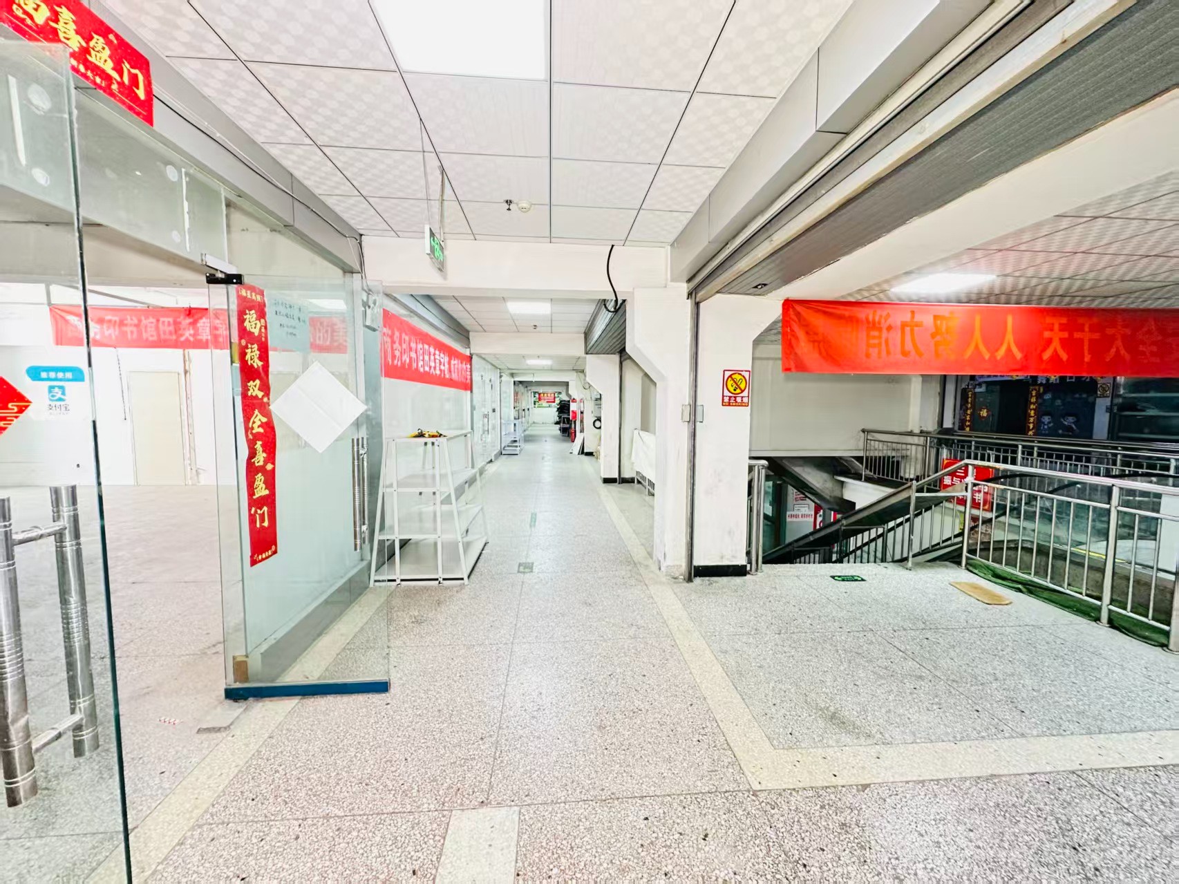 九都城引入人工智能技术应用场景，推动AI与商业、零售、电商、企业服务等领域融合发展。